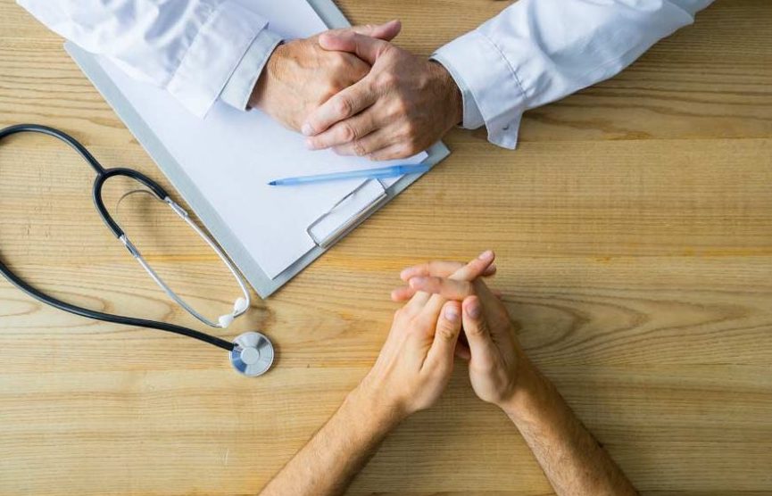 Doctor hablando con paciente - Hospital Bora Pátzcuaro