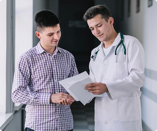 Acerca de nosotros - Médico atendiendo paciente - Hospital de Vanguardia